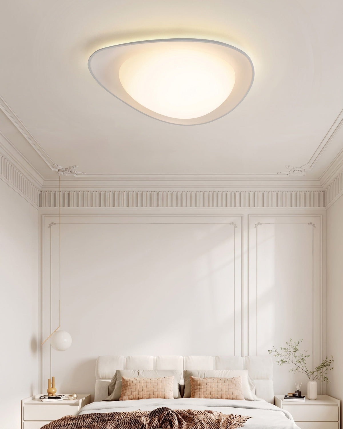 Plafón LED en forma de canto rodado Cantela – en un dormitorio clásico