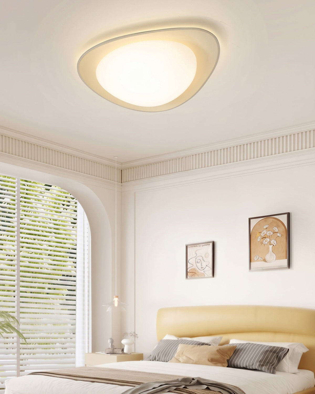 Plafón LED en forma de canto rodado Cantela – encendido en un dormitorio
