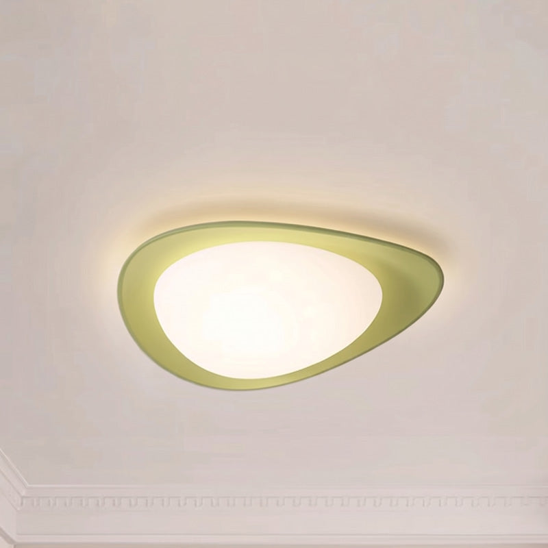 Plafón LED en forma de canto rodado Cantela – con aro verde encendido