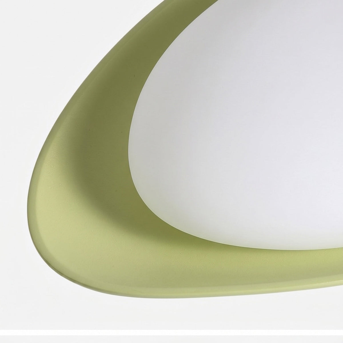 Plafón LED en forma de canto rodado Cantela – detalle del aro verde