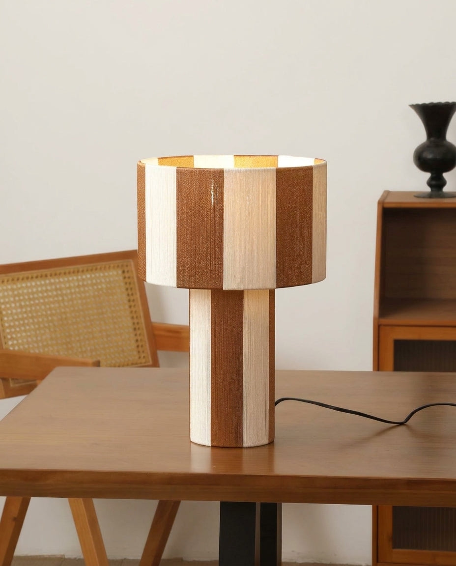 Lámpara de mesa a rayas Rayuna – sobre un escritorio de madera