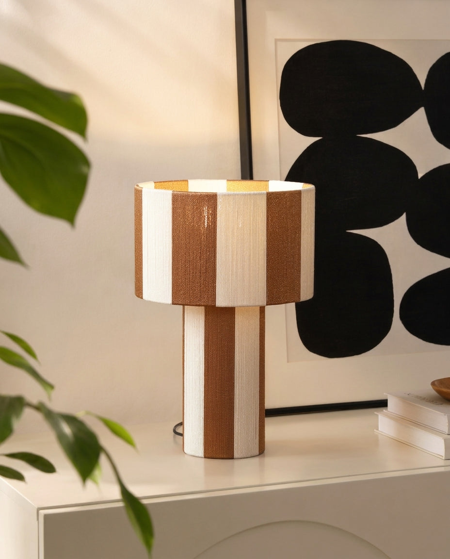 Lámpara de mesa a rayas Rayuna – sobre una consola blanca