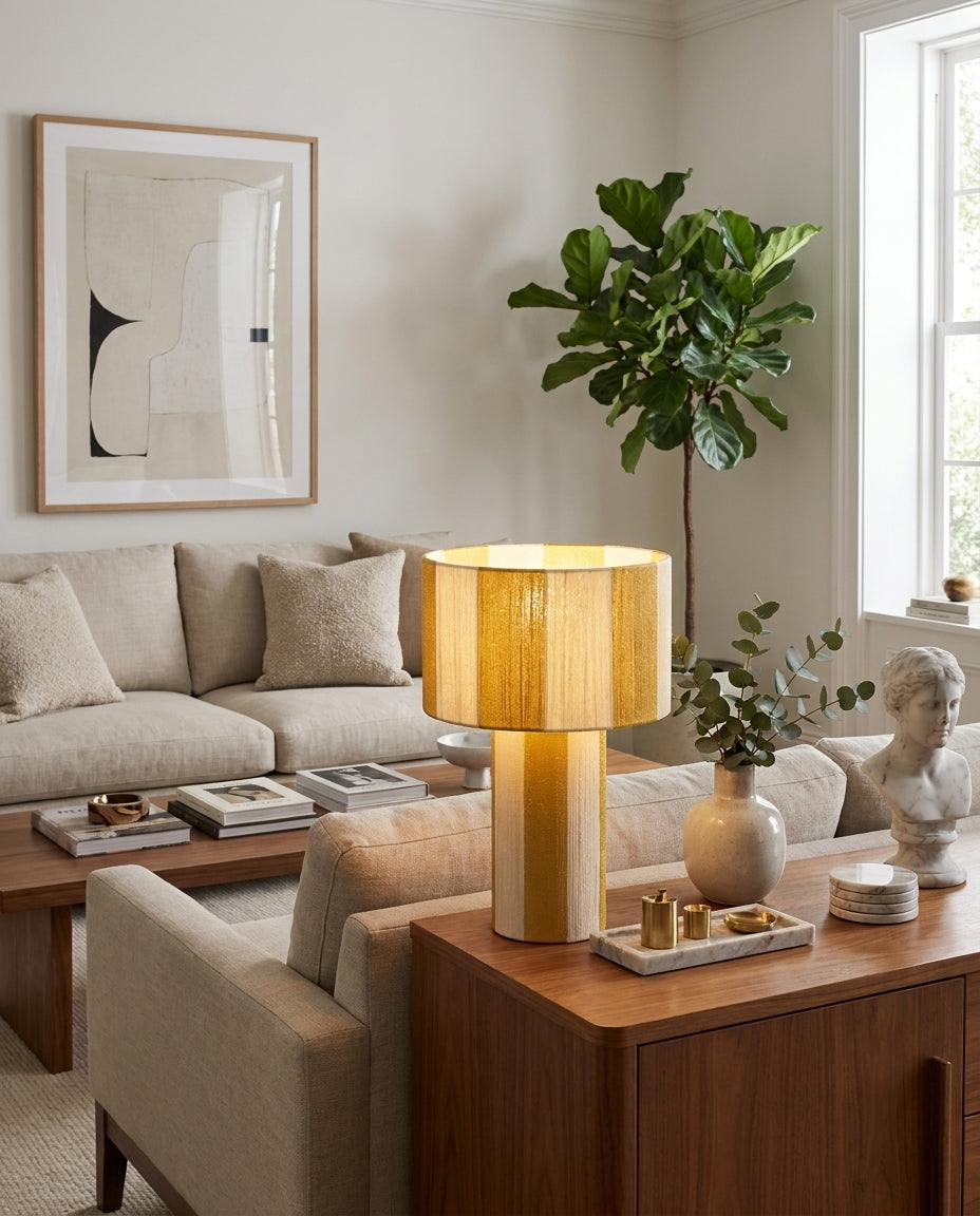 Lámpara de mesa a rayas Rayuna – en un salón con plantas