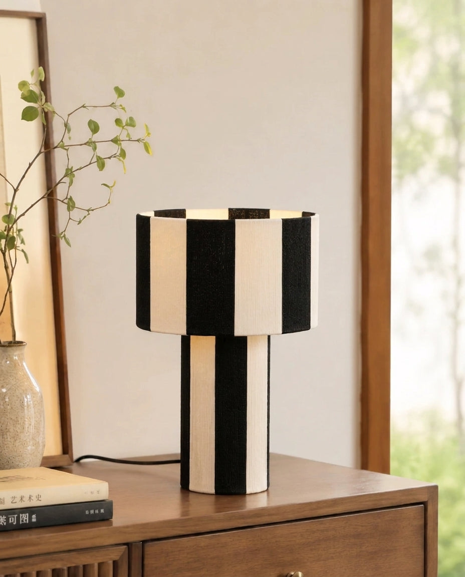 Lámpara de mesa a rayas Rayuna – sobre un mueble de madera