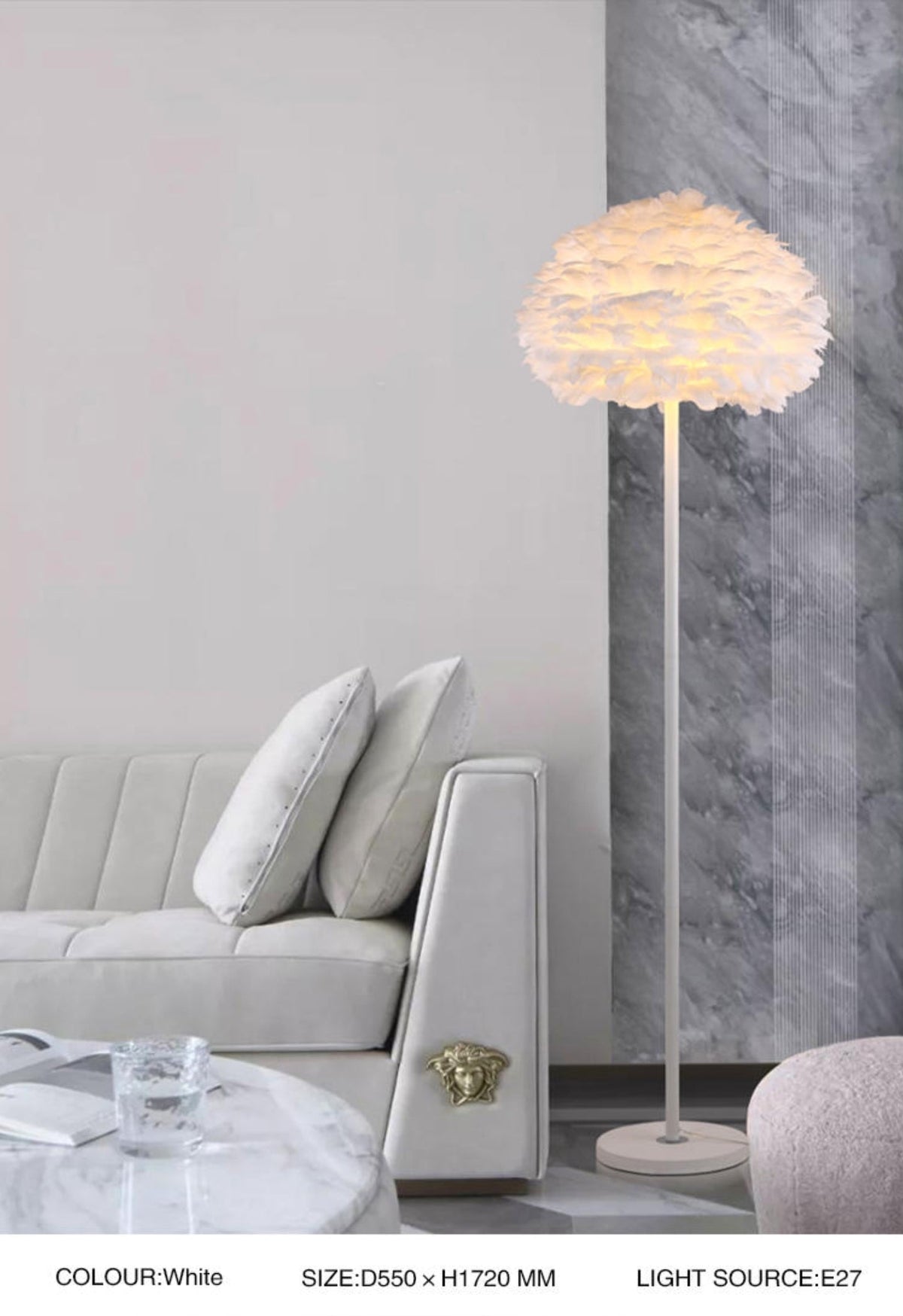 Lámpara de pie con pantalla de plumas blancas Sedara – pie único blanco junto a un sofá