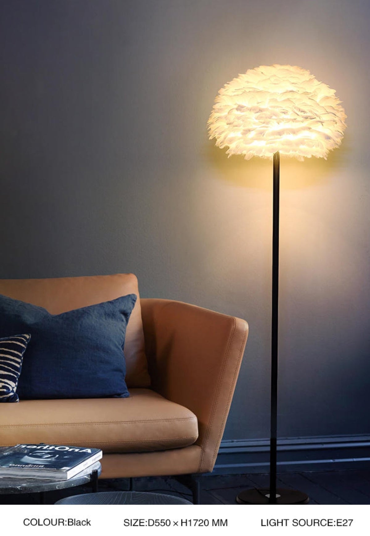 Lámpara de pie con pantalla de plumas blancas Sedara junto a un sillón en un salón – imagen 3