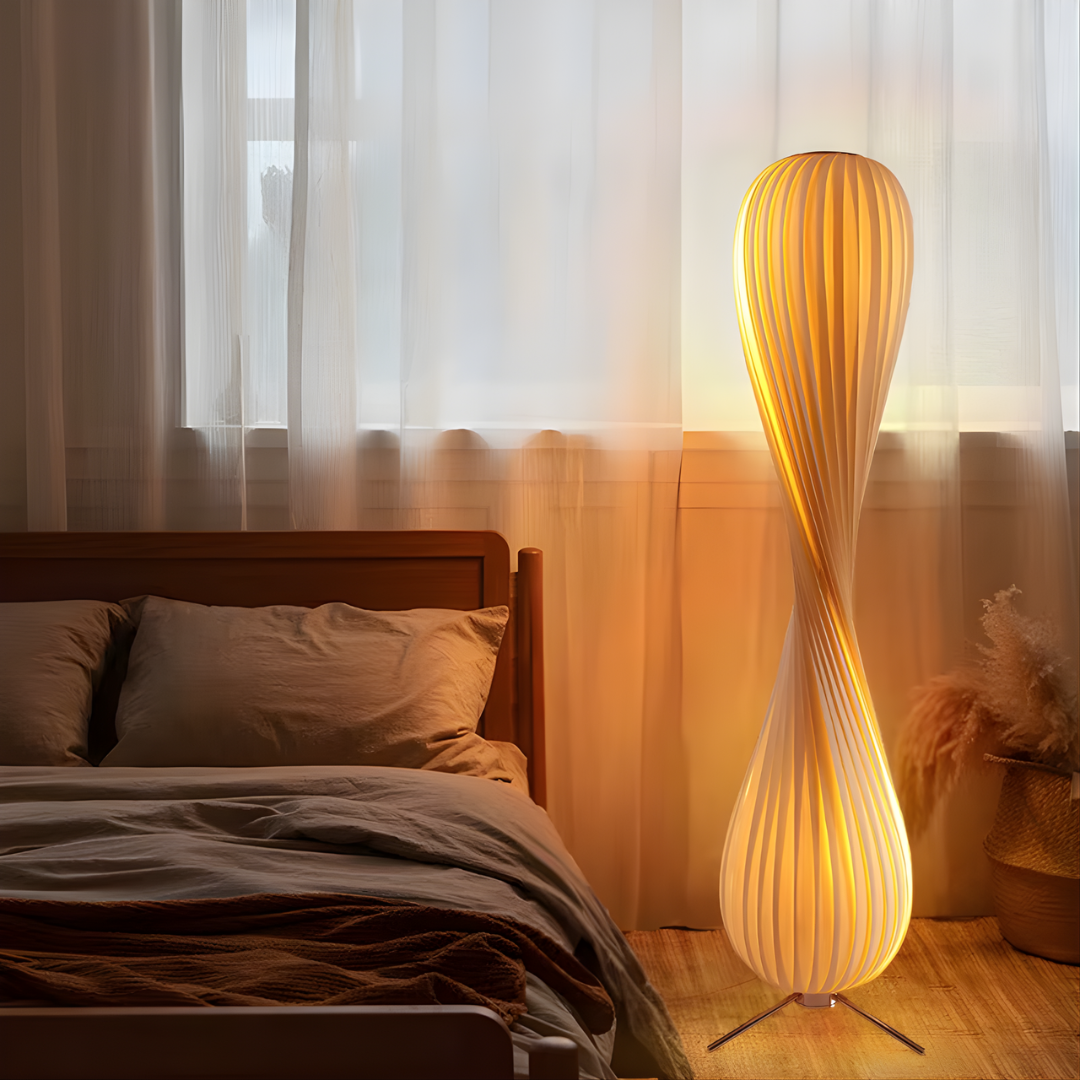 Lámpara de pie de madera torsionada Retorza – encendida en un dormitorio