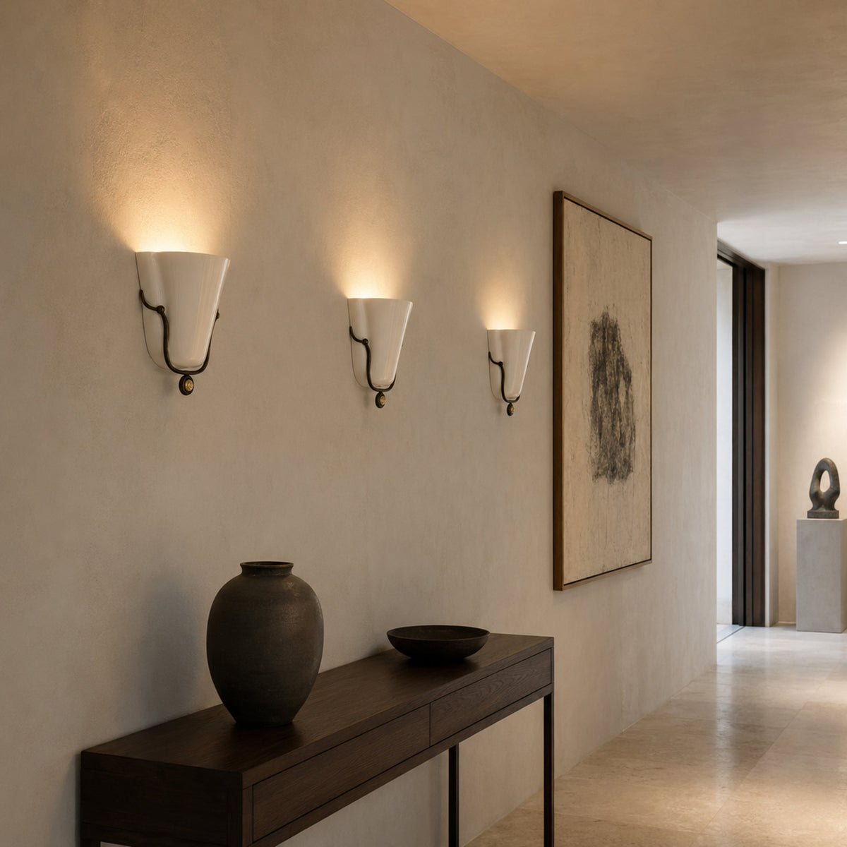 Aplique de pared de cerámica Zelmira – serie de apliques blancos en un pasillo