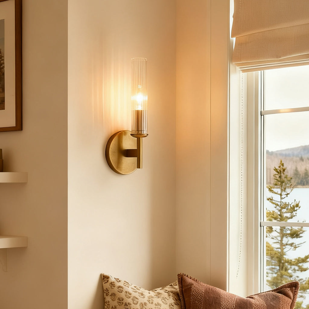 Aplique de pared de cristal estriado Junquela en un baño luminoso – imagen 8