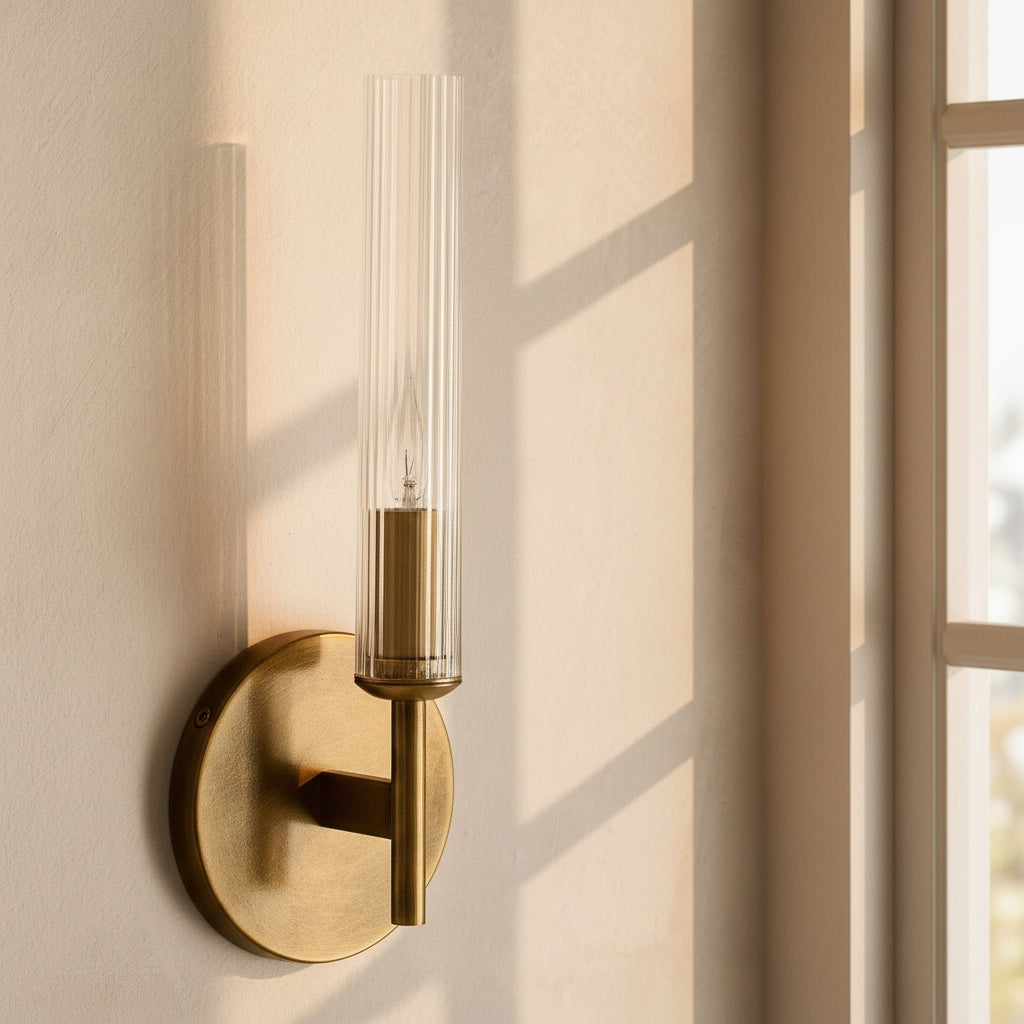 Aplique de pared de cristal estriado Junquela en un baño luminoso – imagen 7