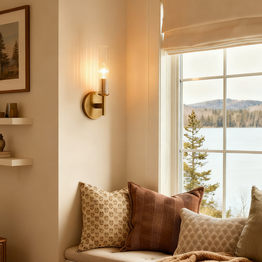 Aplique de pared de cristal estriado Junquela en un baño luminoso – imagen 9