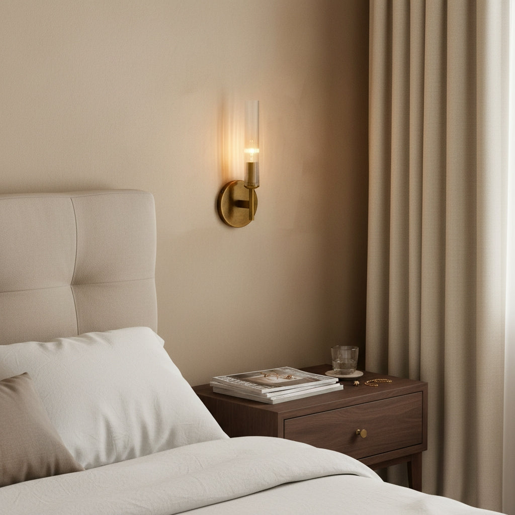 Aplique de pared de cristal estriado Junquela en un baño luminoso – imagen 13