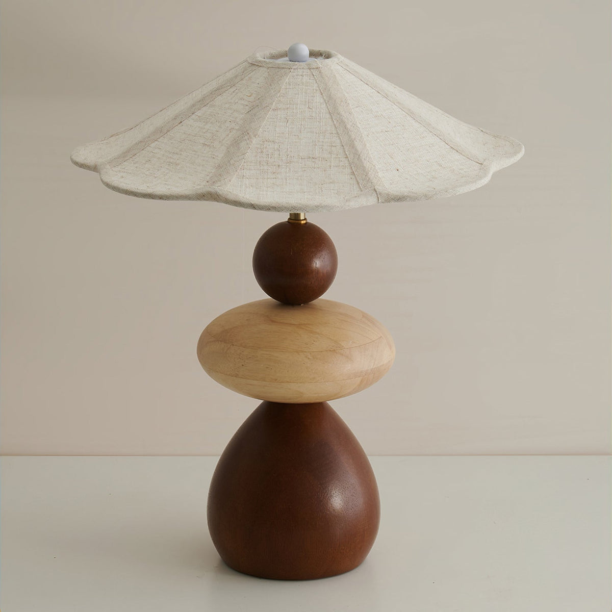 Lámpara de mesa de madera Rimela – de cerca con su pantalla de lino