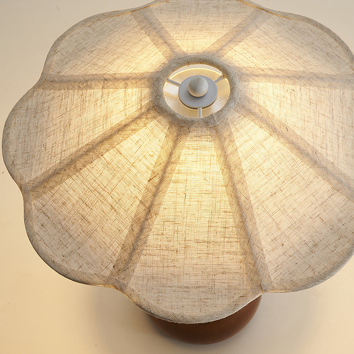 Lámpara de mesa de madera Rimela – vista de la pantalla desde abajo