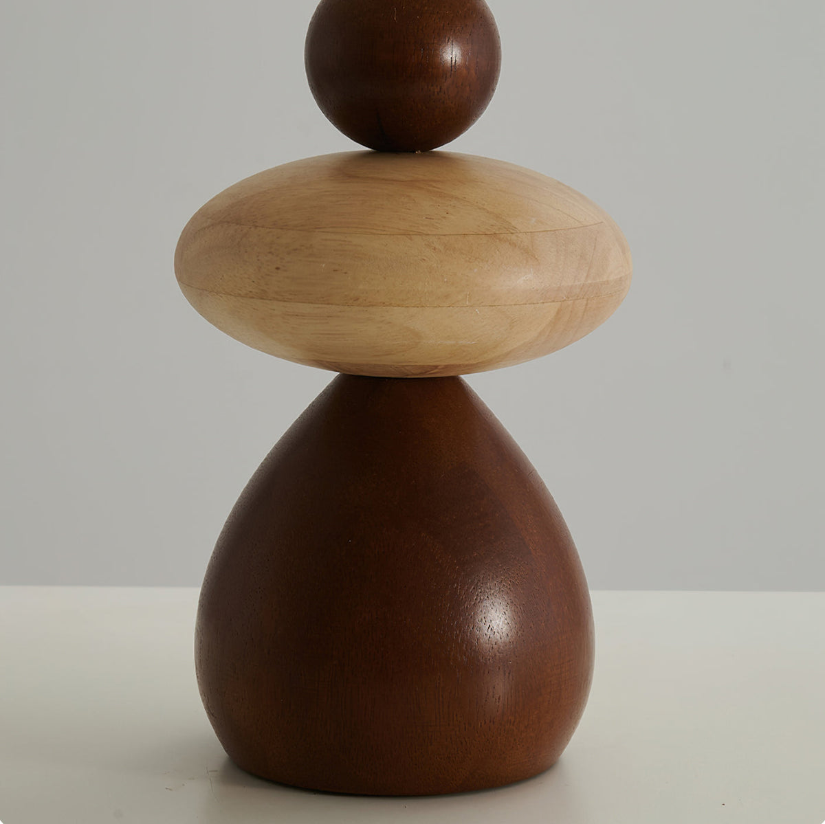 Lámpara de mesa de madera Rimela – detalle de las piezas de madera apiladas
