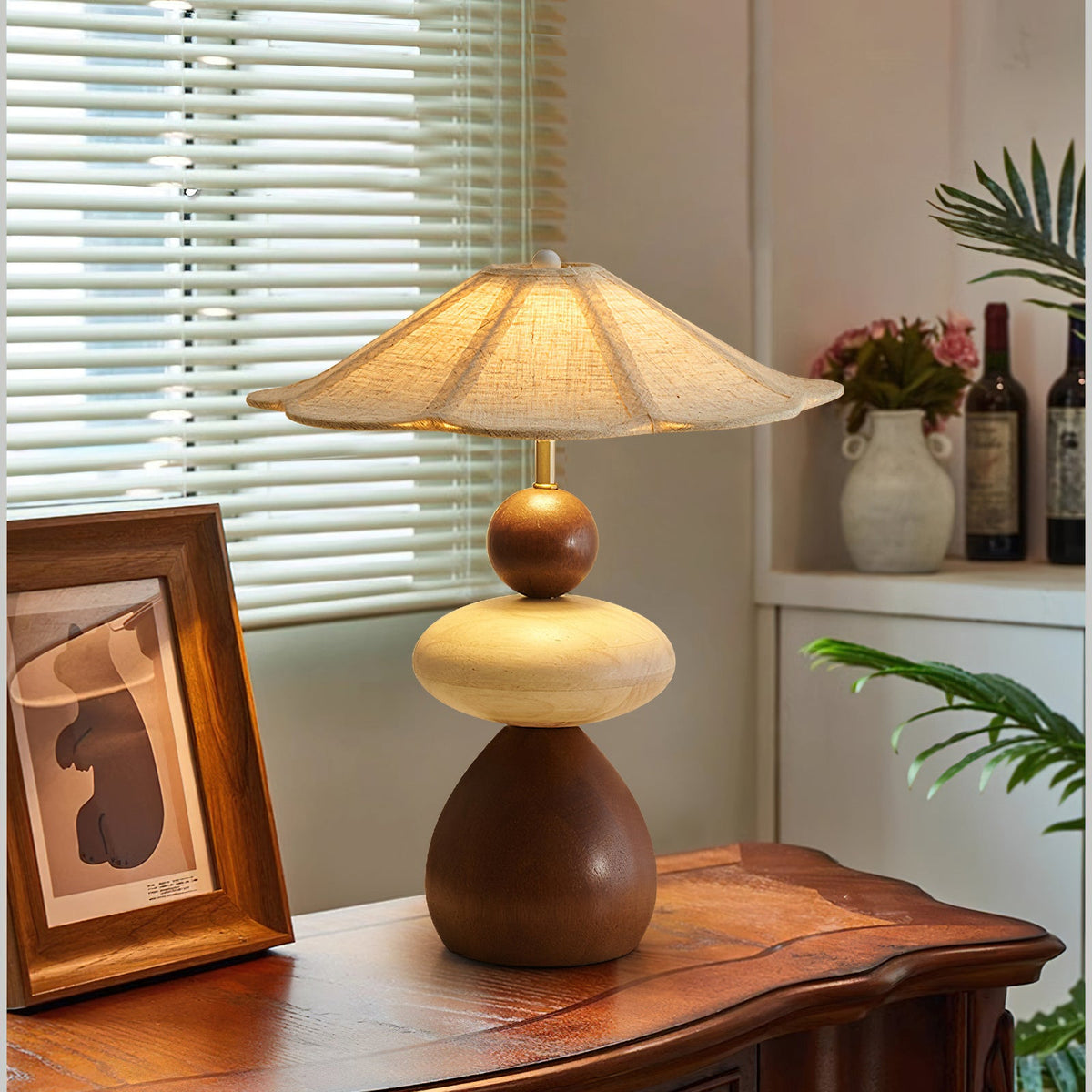 Lámpara de mesa de madera Rimela – sobre un escritorio de madera