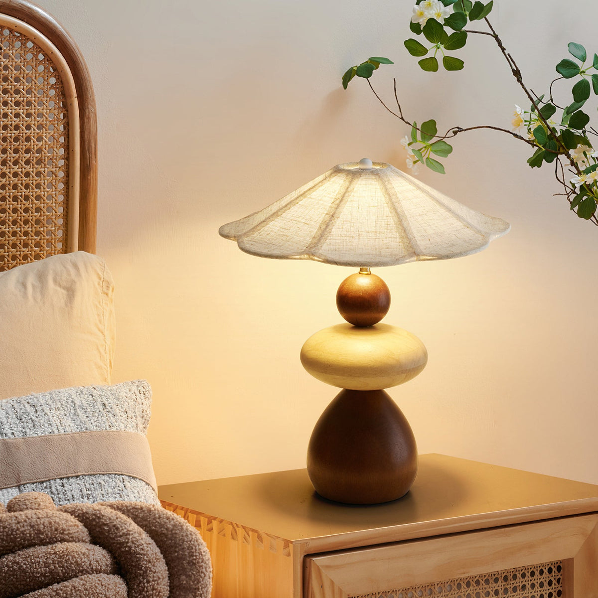 Lámpara de mesa de madera Rimela – en una mesita de noche de ratán
