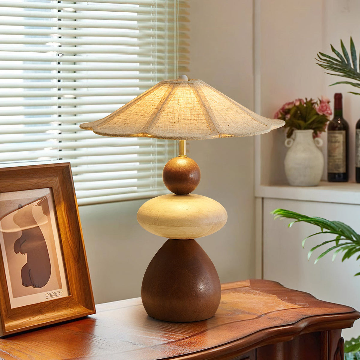 Lámpara de mesa de madera Rimela – junto a una ventana con plantas