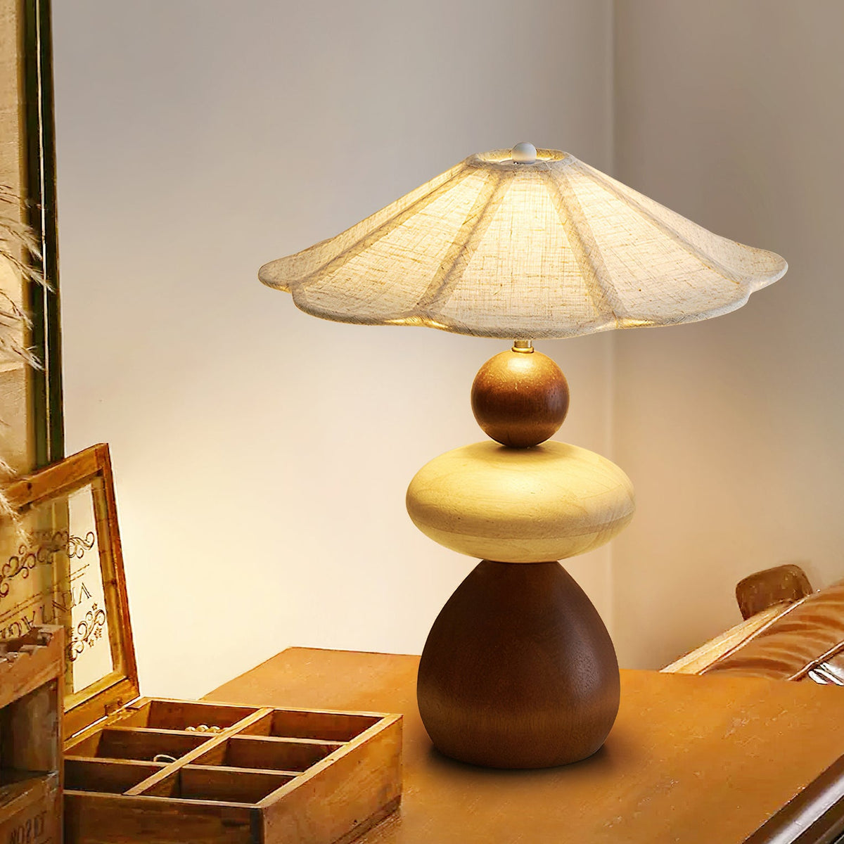 Lámpara de mesa de madera Rimela – sobre un mueble de madera