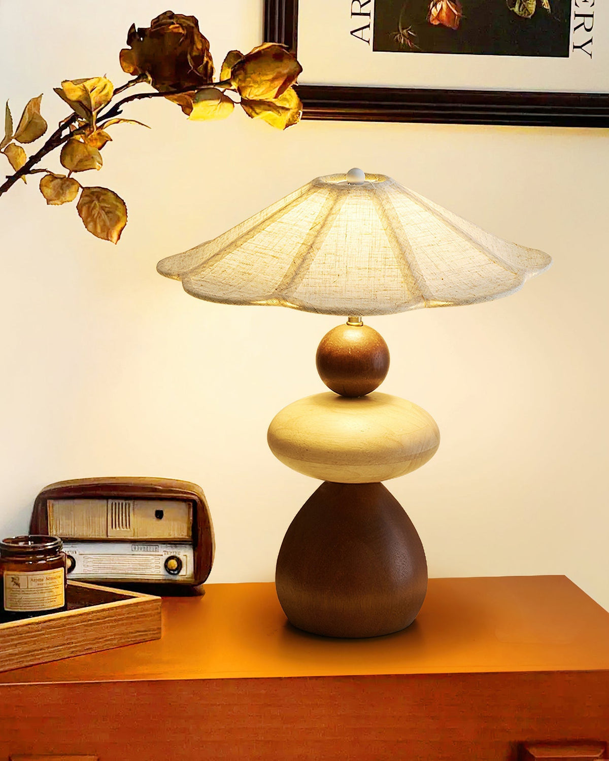 Lámpara de mesa de madera Rimela – junto a una radio antigua