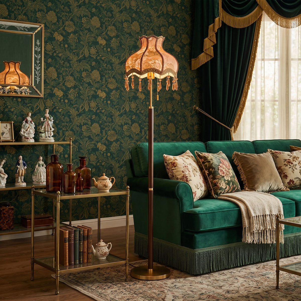 Lámpara de pie vintage Rizandra – en un salón de papel pintado verde