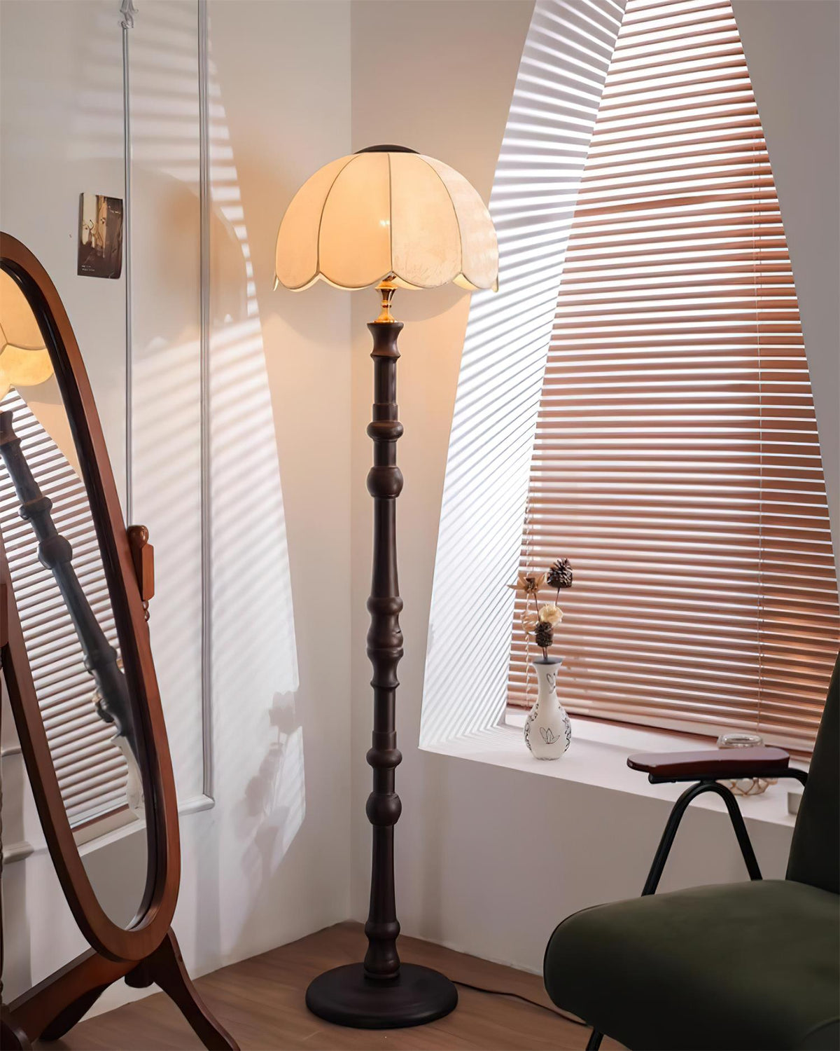 Lámpara de pie vintage con pantalla festoneada Rizanta en un salón clásico – imagen 12