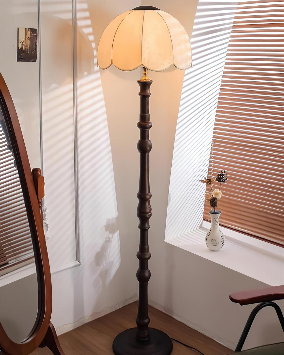Lámpara de pie vintage con pantalla festoneada Rizanta en un salón clásico – imagen 13