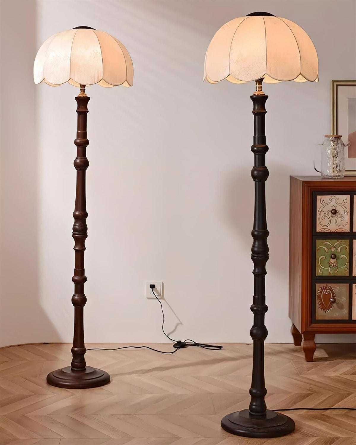 Lámpara de pie vintage con pantalla festoneada Rizanta en un salón clásico – imagen 15