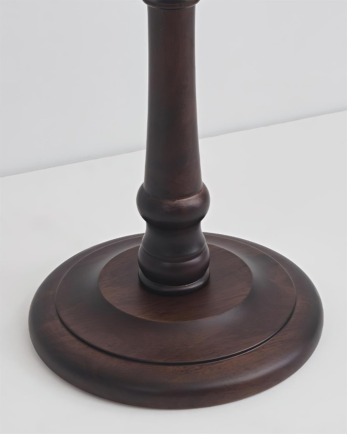 Lámpara de pie vintage con pantalla festoneada Rizanta – detalle de la base de madera