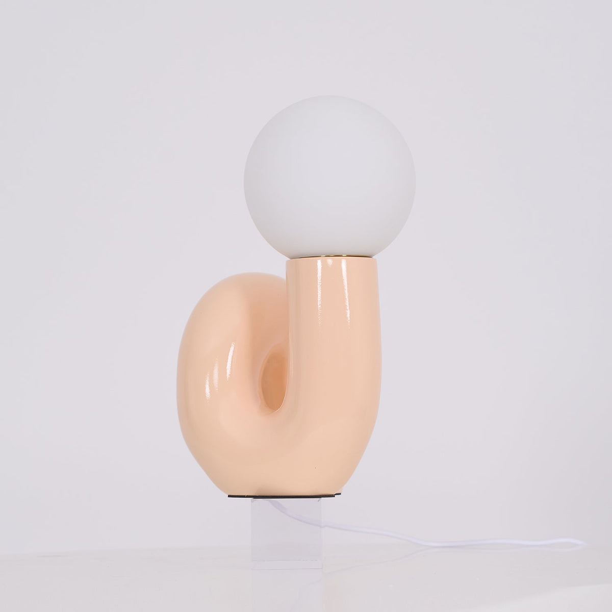 Lámpara de mesa escultural Rizeta – rosa con el globo encendido