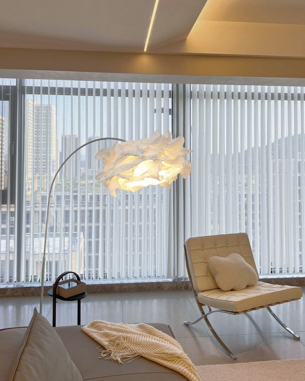 Lámpara de pie de arco con pantalla de papel Rizolva en un salón luminoso – imagen 13