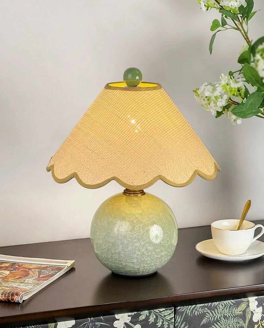Lámpara de mesa de cerámica Rizona – con pantalla cónica encendida