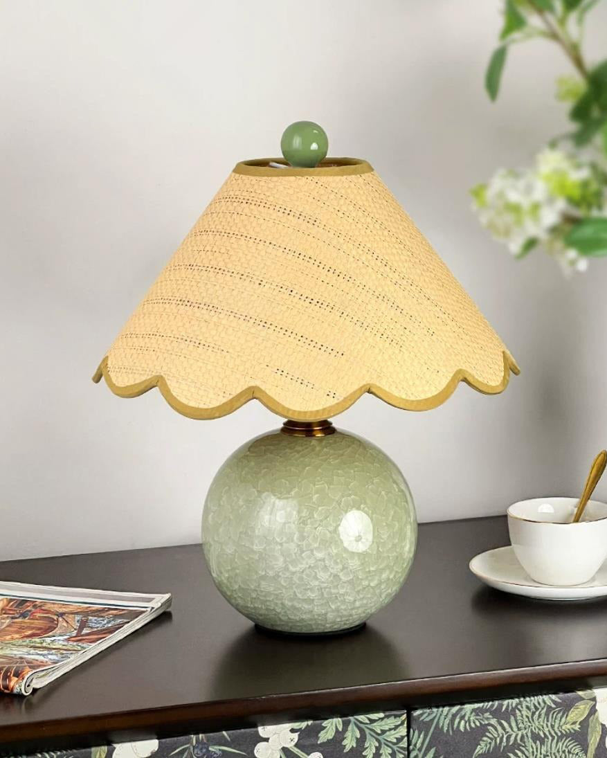 Lámpara de mesa de cerámica Rizona – con base verde celadón encendida
