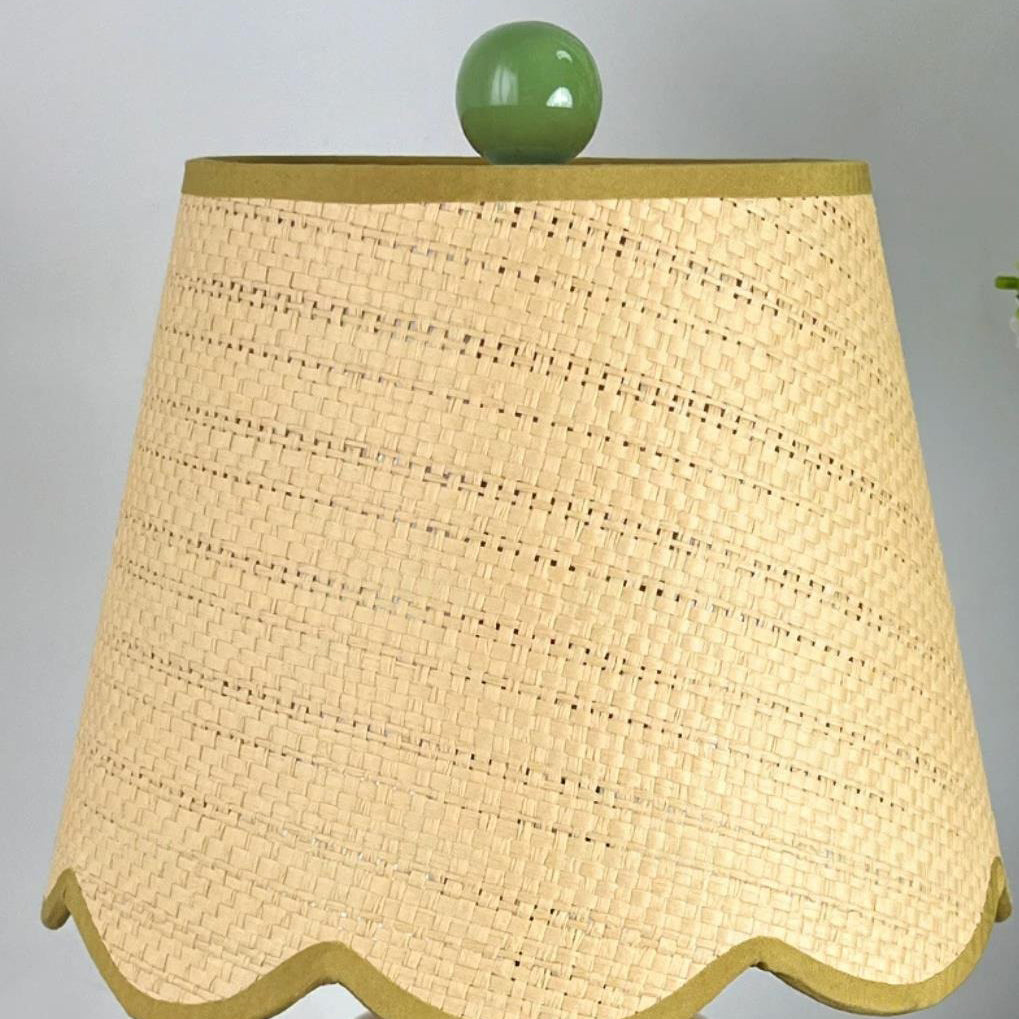 Lámpara de mesa de cerámica Rizona – detalle de la pantalla tejida con borde ondulado