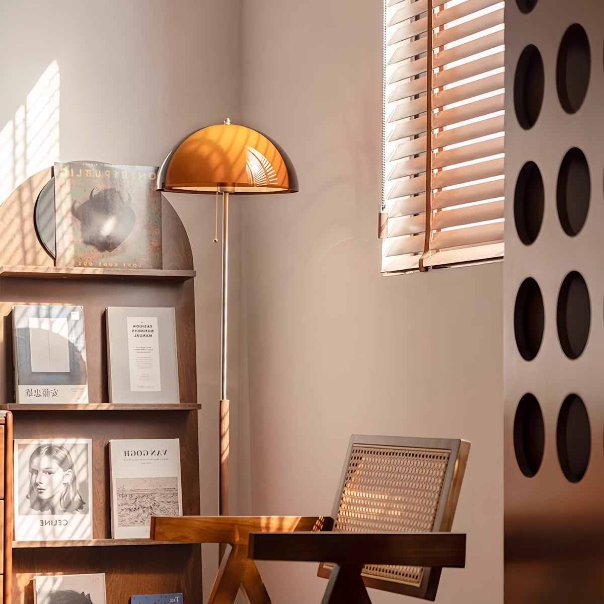 Lámpara de pie seta retro Fungela en un salón cálido – imagen 14