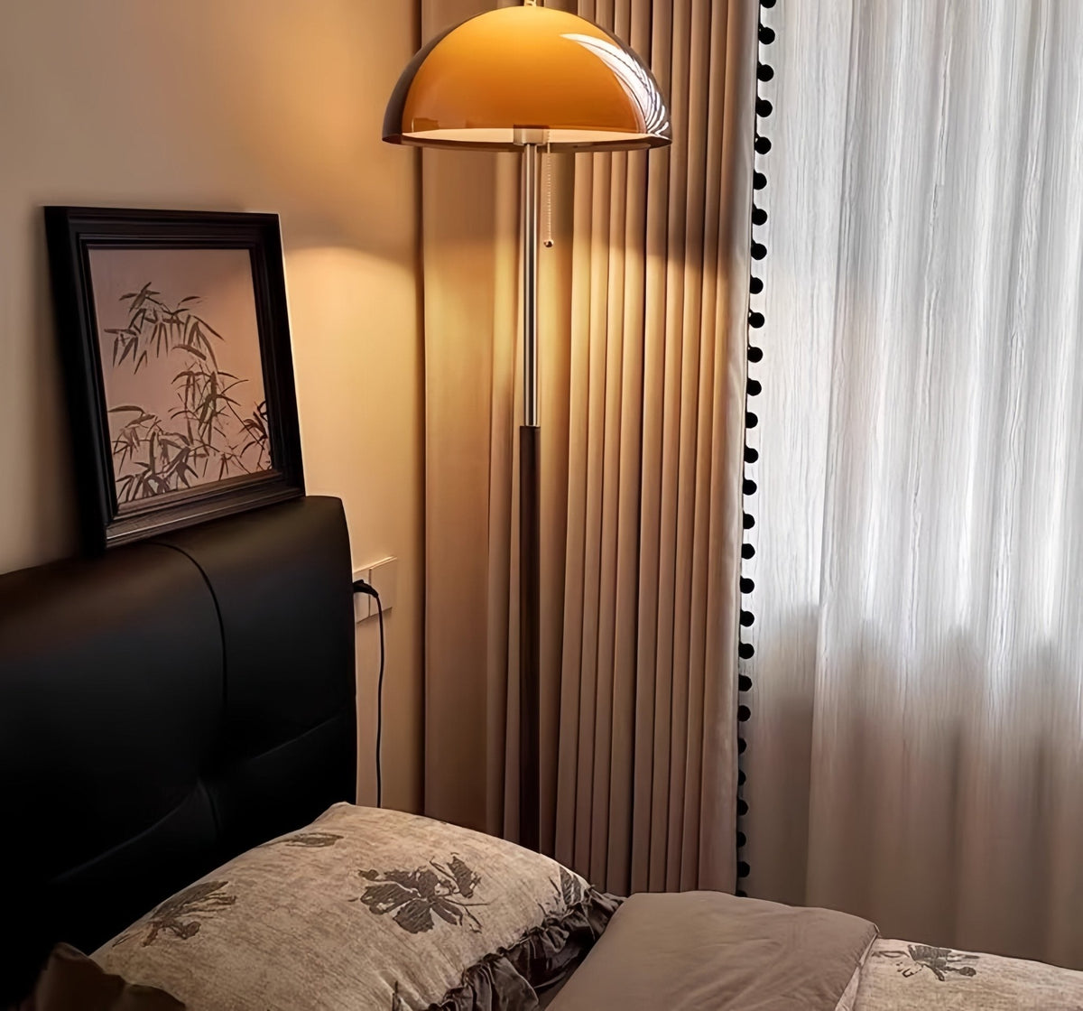 Lámpara de pie seta retro Fungela en un salón cálido – imagen 20