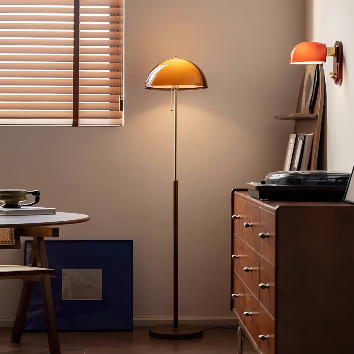 Lámpara de pie seta retro Fungela en un salón cálido – imagen 16