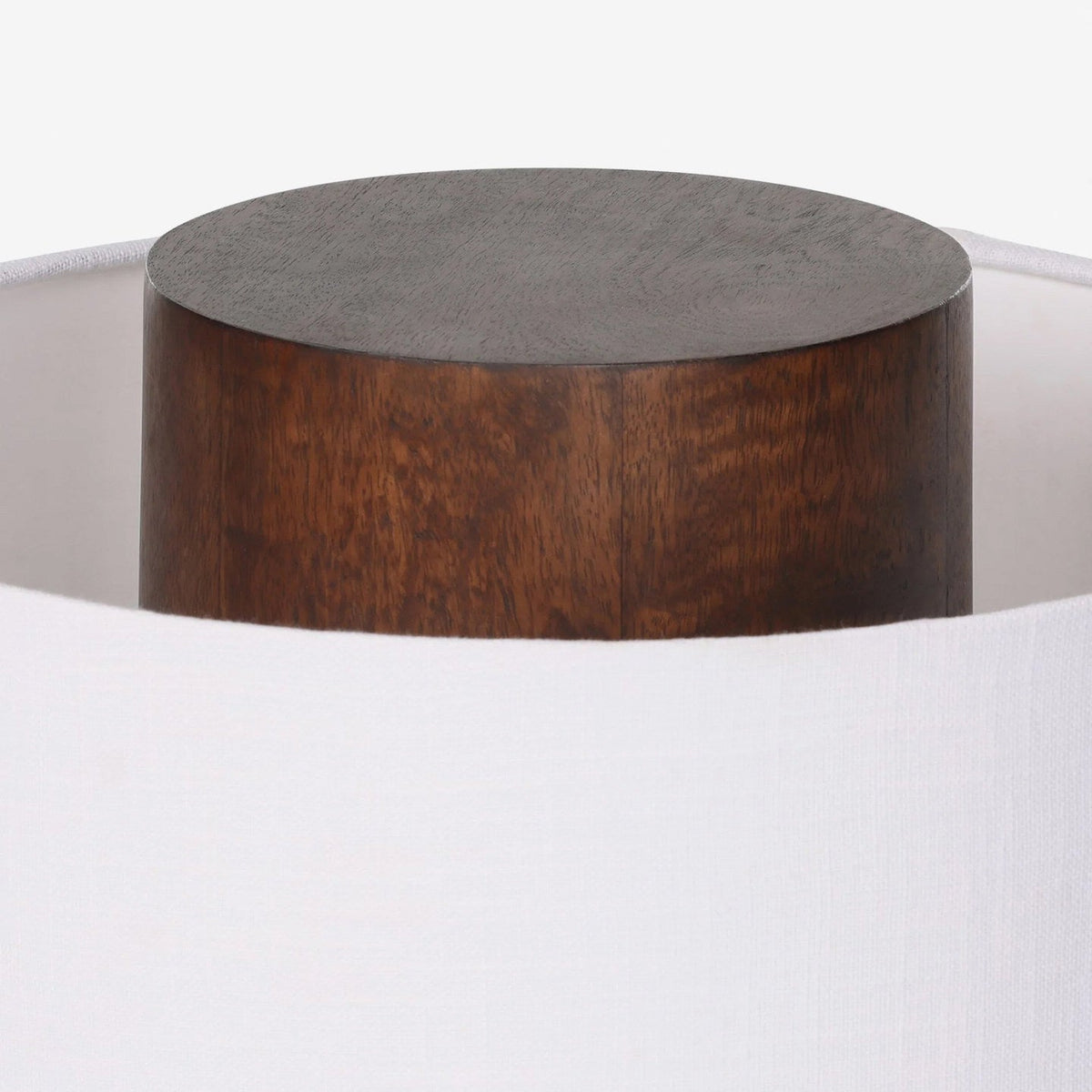Lámpara de mesa de madera Robira – en un despacho con escritorio de madera