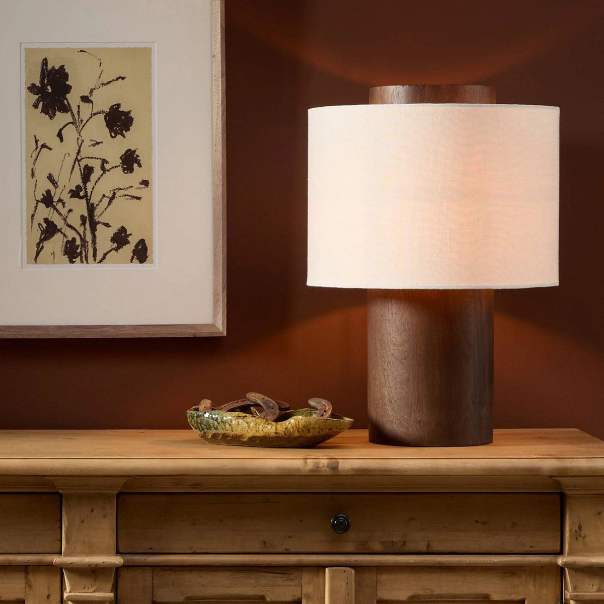 Lámpara de mesa de madera Robira – encendida sobre un aparador rústico