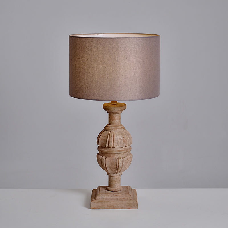 Lámpara de mesa de madera Roblena – versión alta con columna tallada
