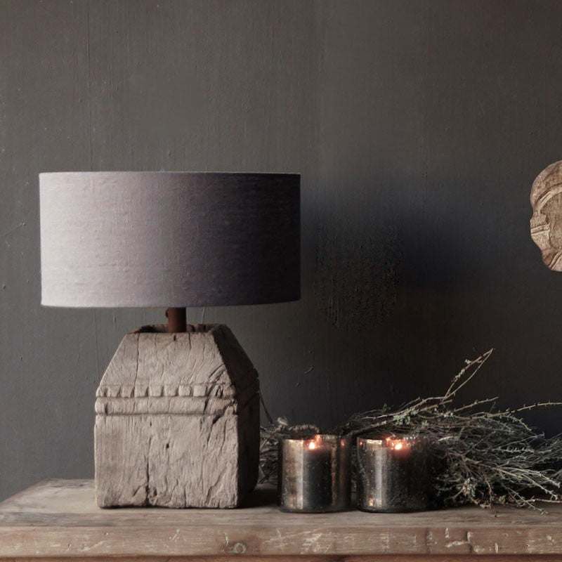 Lámpara de mesa de madera Roblena – bloque de madera junto a velas