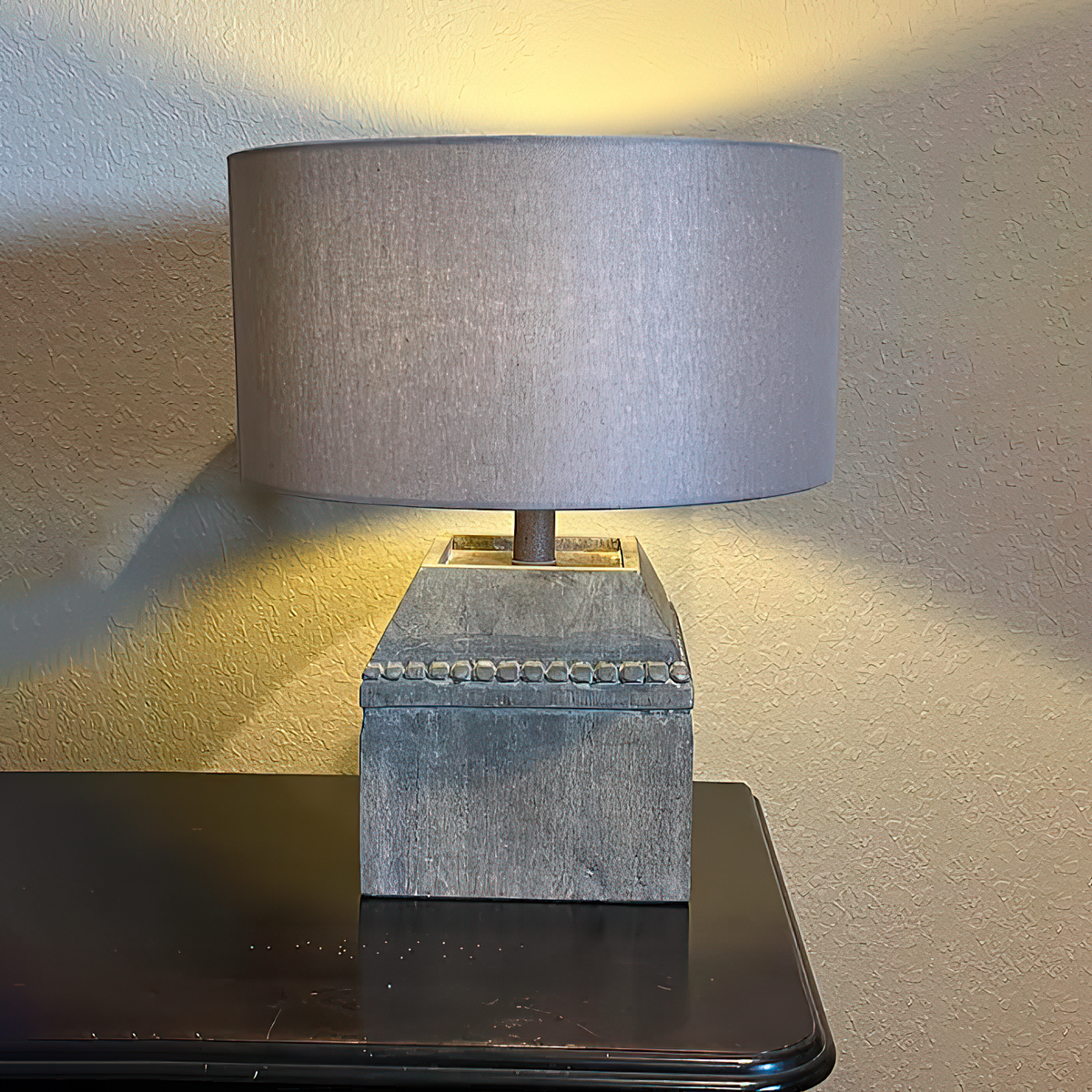 Lámpara de mesa de madera Roblena – versión baja encendida