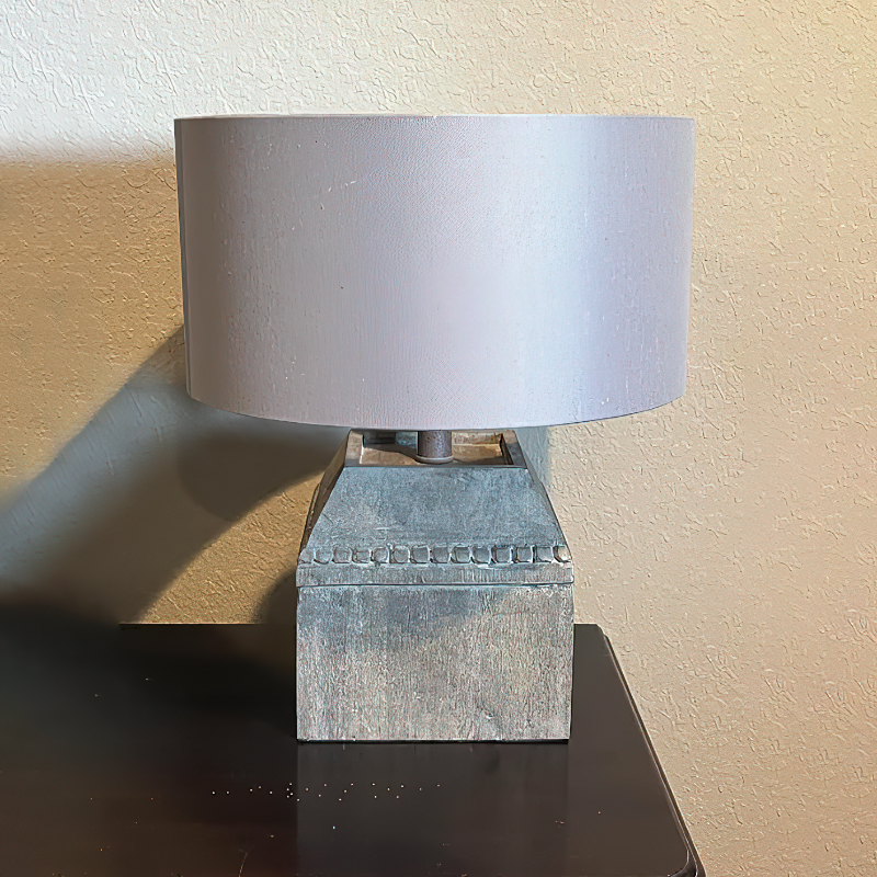 Lámpara de mesa de madera Roblena – detalle del bloque de madera
