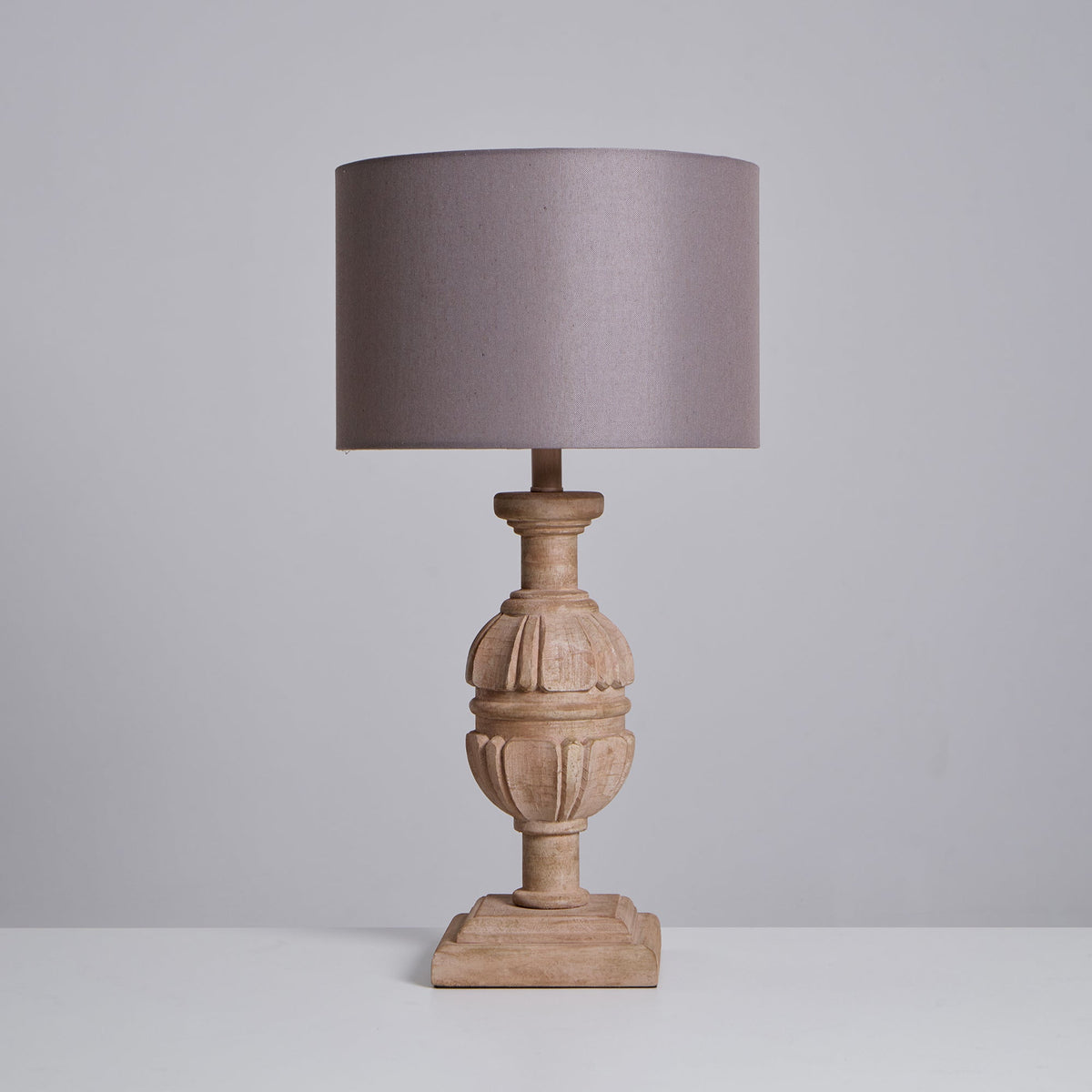 Lámpara de mesa de madera Roblena – columna tallada sobre fondo neutro