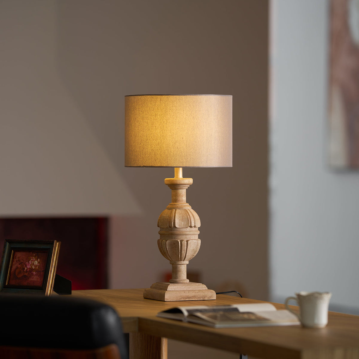 Lámpara de mesa de madera Roblena – versión alta sobre una mesa de madera