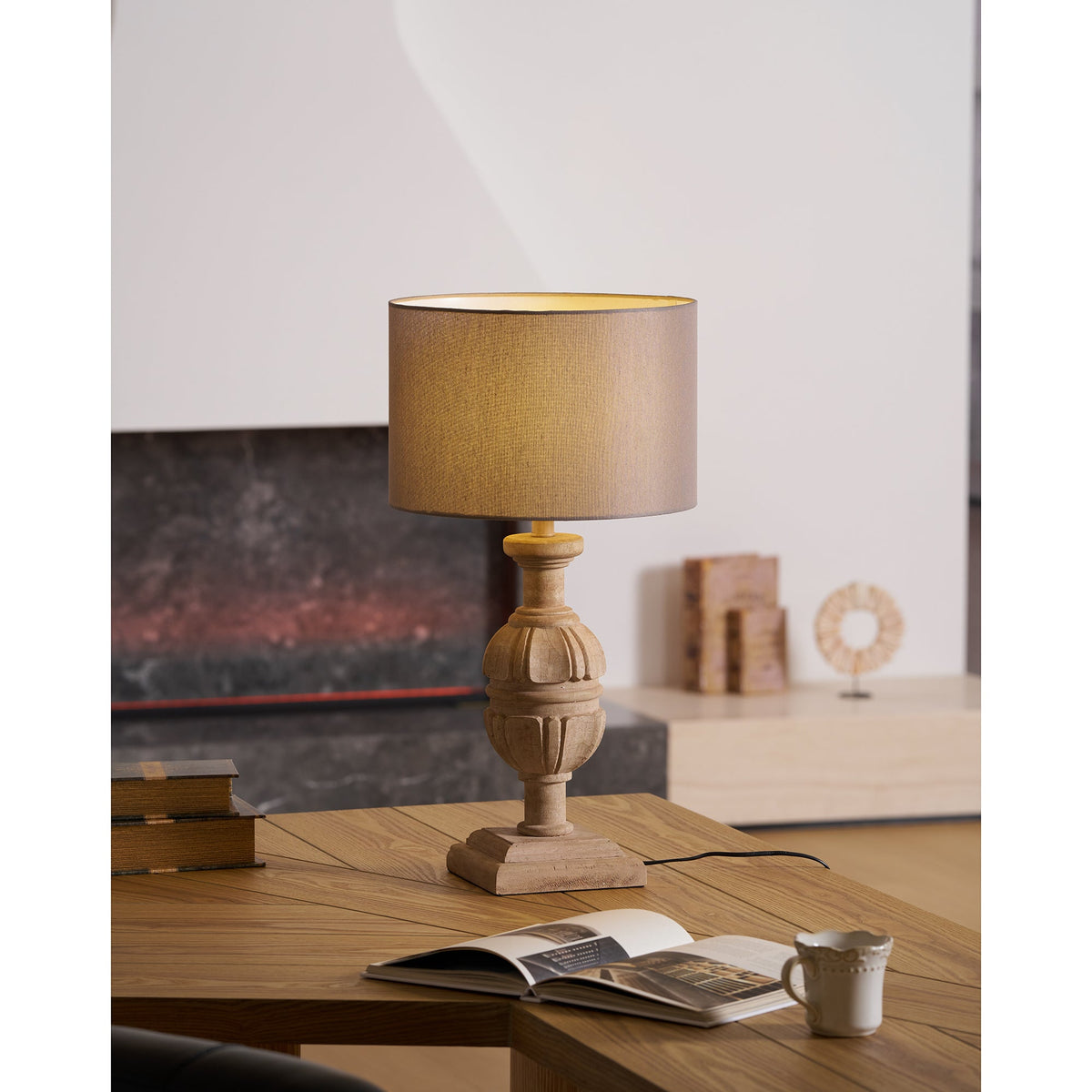 Lámpara de mesa de madera Roblena – columna tallada encendida