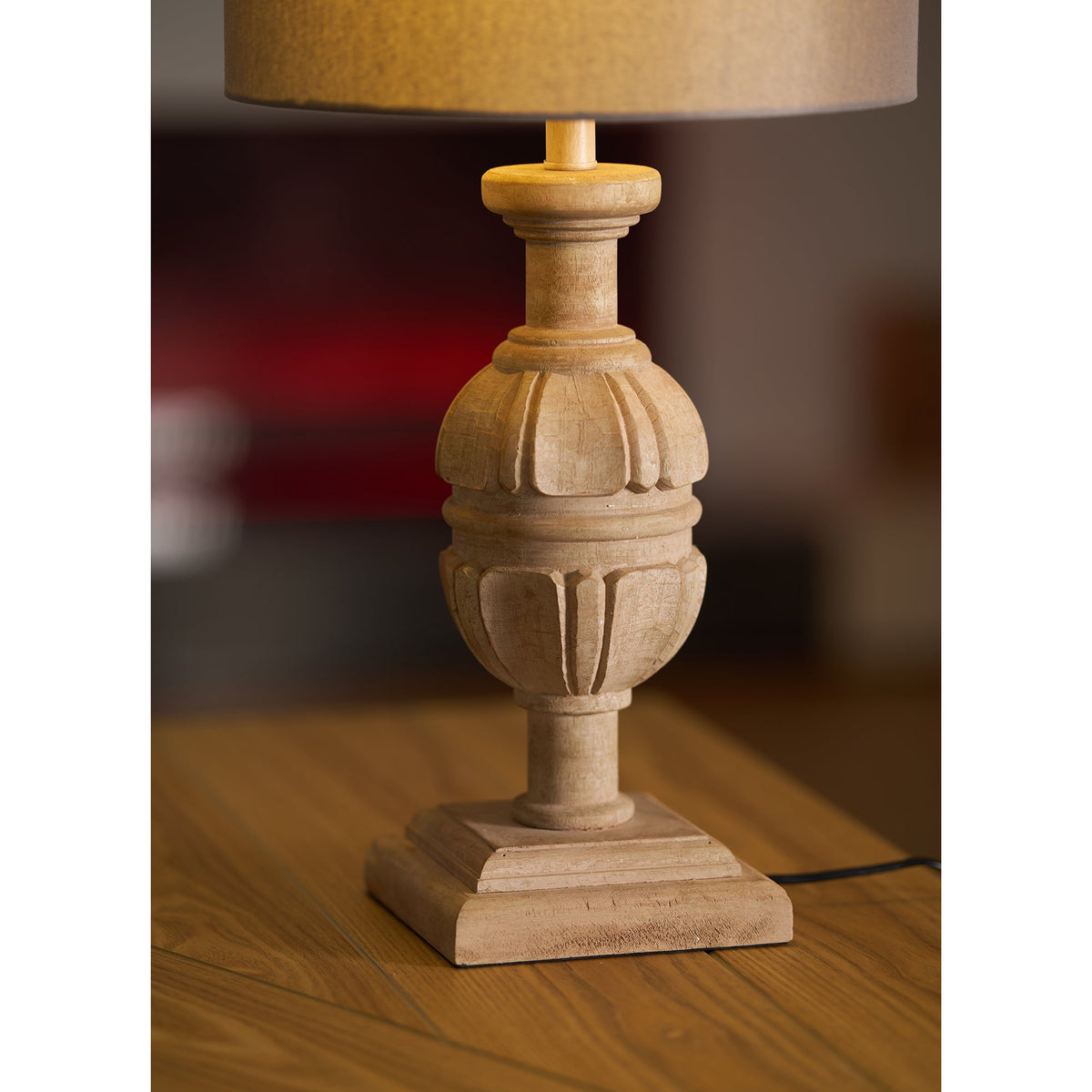 Lámpara de mesa de madera Roblena – detalle de la talla de madera