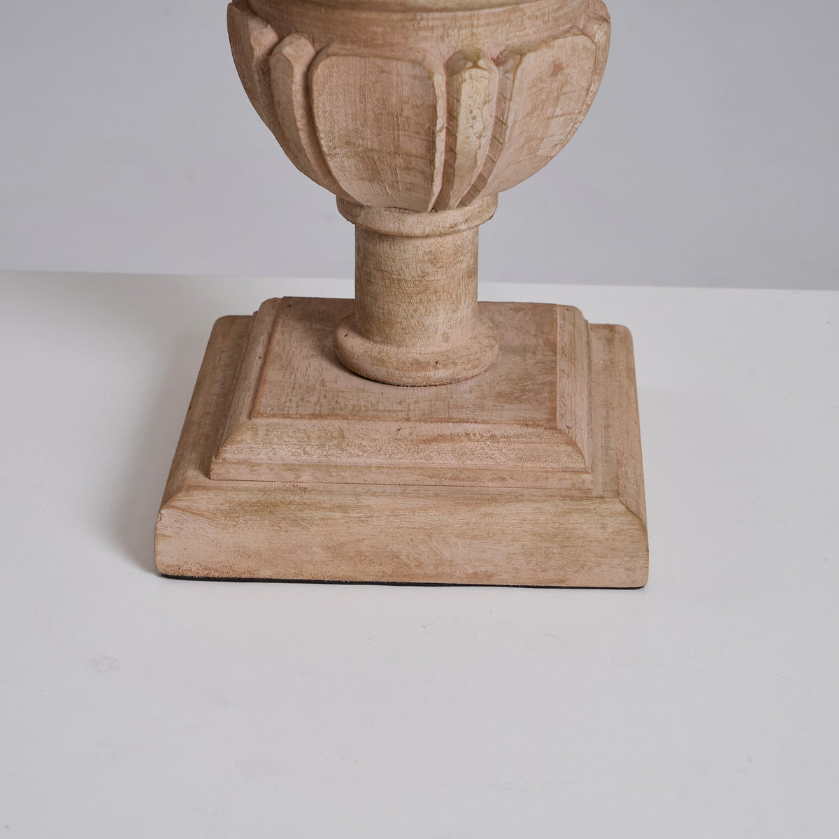 Lámpara de mesa de madera Roblena – detalle de la base tallada