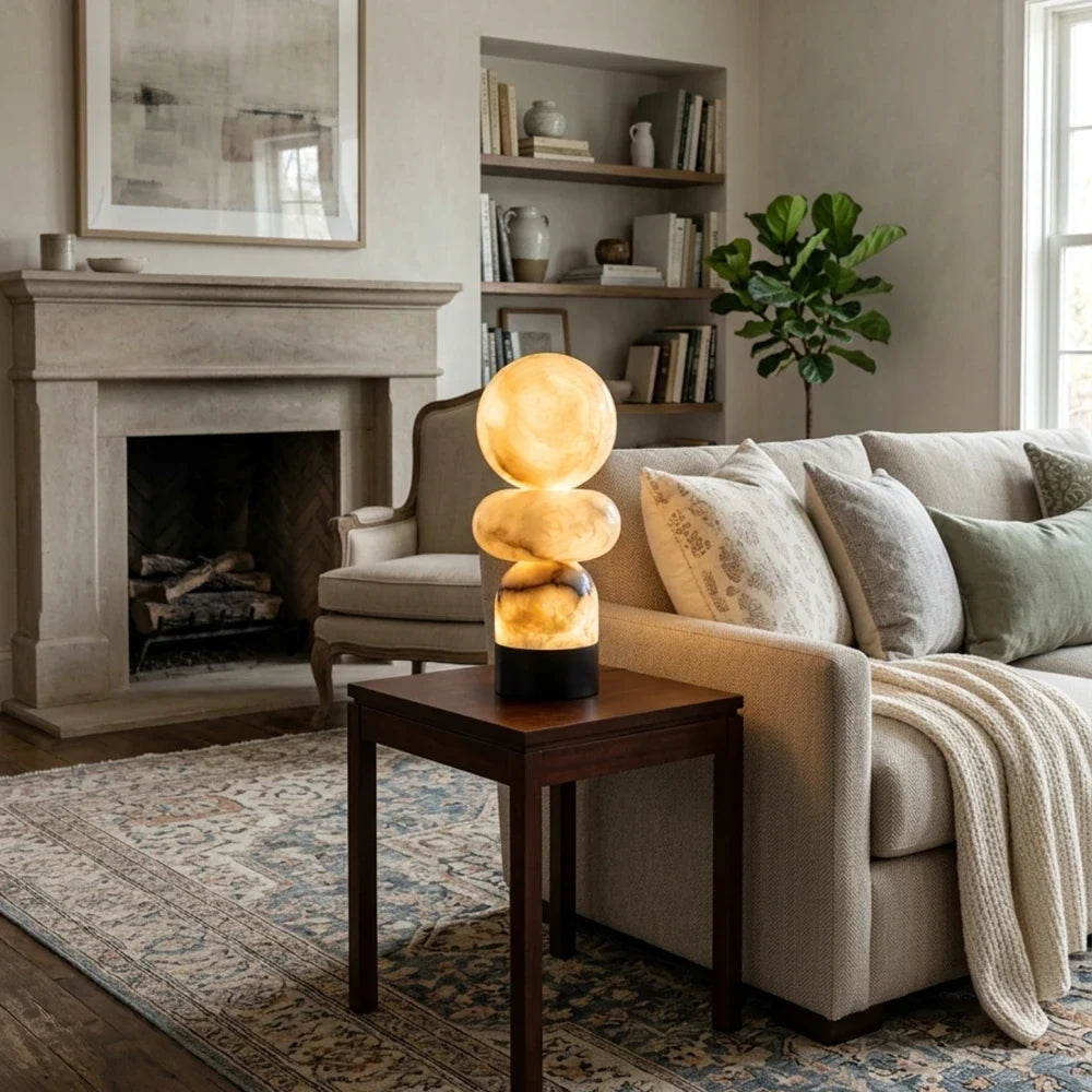 Lámpara de mesa de alabastro Rocana – en un salón con chimenea