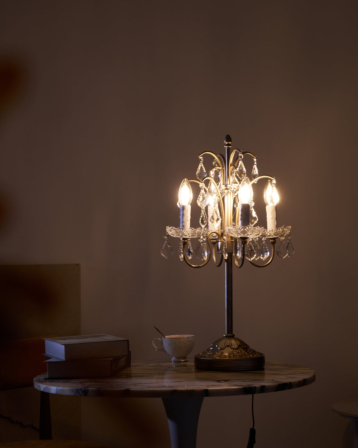 Lámpara de mesa de cristal Rocaya – con luz cálida en un salón